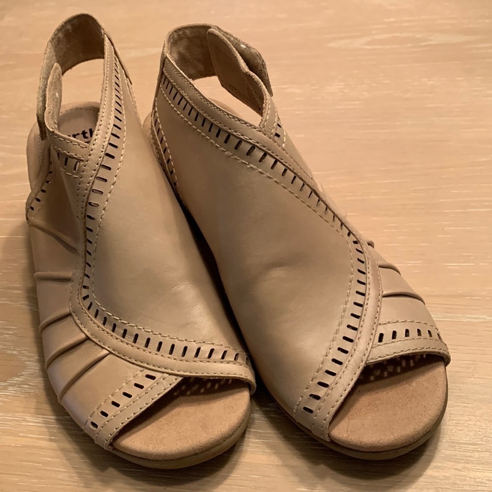 Earth shoes, Peep Toe, laser cut, adjustable strap. Pretty light tan Sz 7.5M